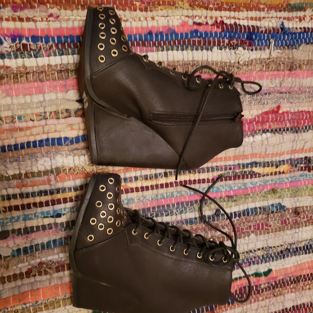 Rocker Booties - Picture 2 of 3